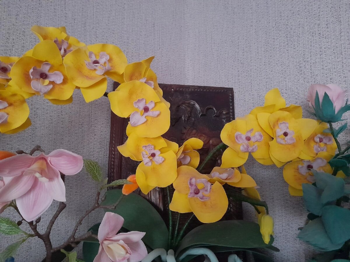 вот такие красивые цветы изготавливает мастер, о котором я рассказываю в своей статье