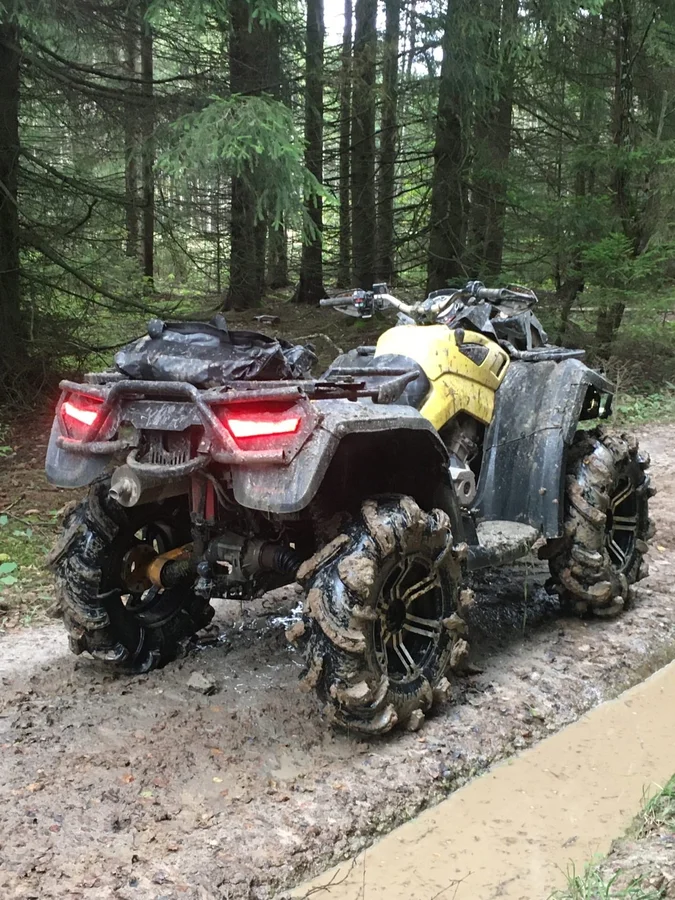 Вид сзади тоже хорош! Главное что бы пневмоподвеска работала! Источник фото - https://auto.ru/atv/used/sale/brp/outlander_800/3745999-2f3786d3/