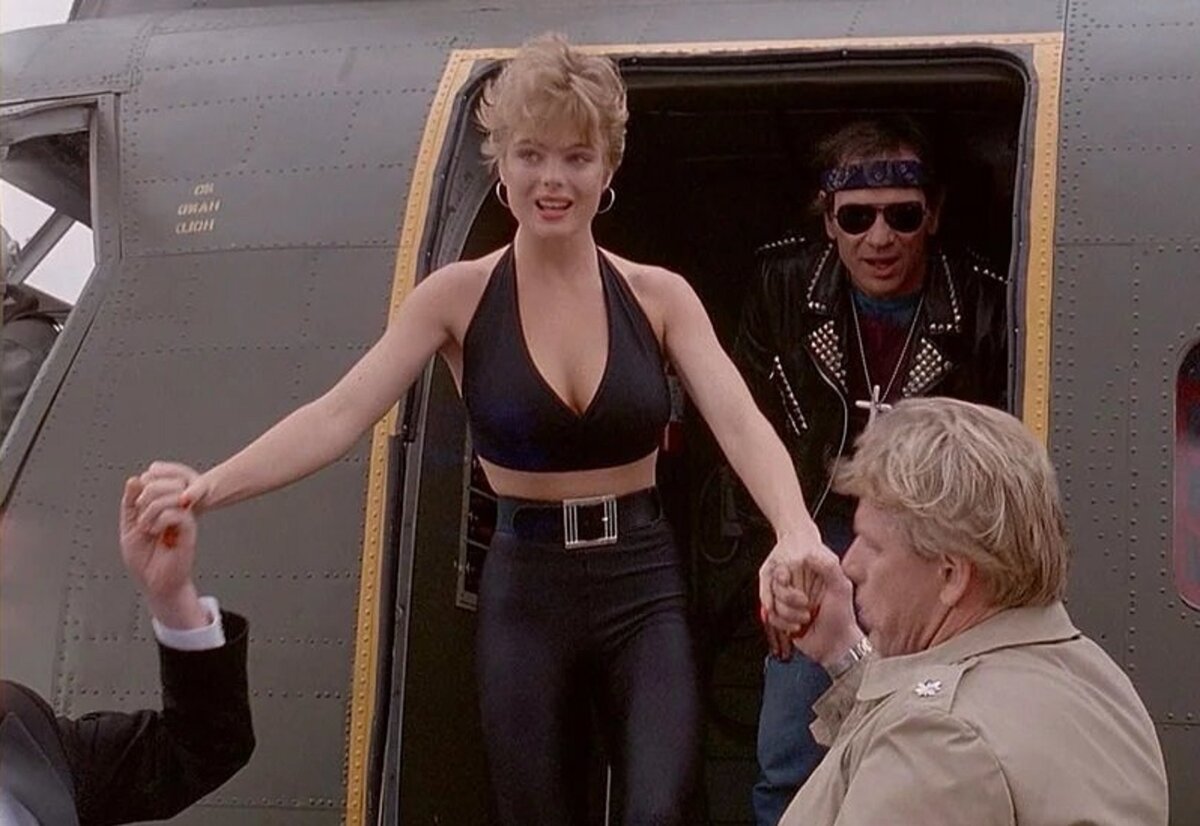 Кадр из фильма "В осаде" (1992) .
