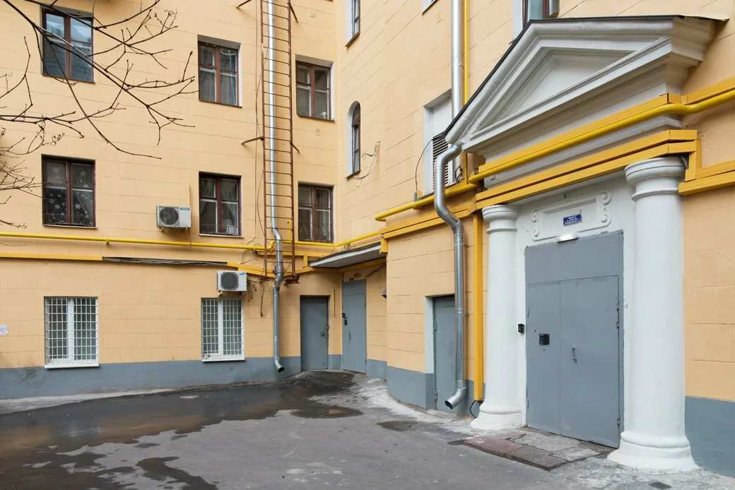 Подъезд в здание. Оригинальные двери не сохранились.