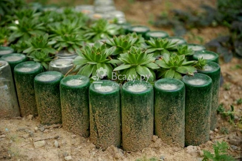 Ограждение для клумбы из стеклянных бутылок