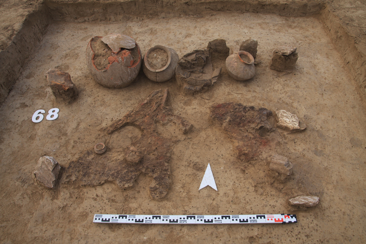 Круглая красноглиняная керамика в одном из захоронений майкопской культуры. В одну могилу помещалось от двух до восьми сосудов.