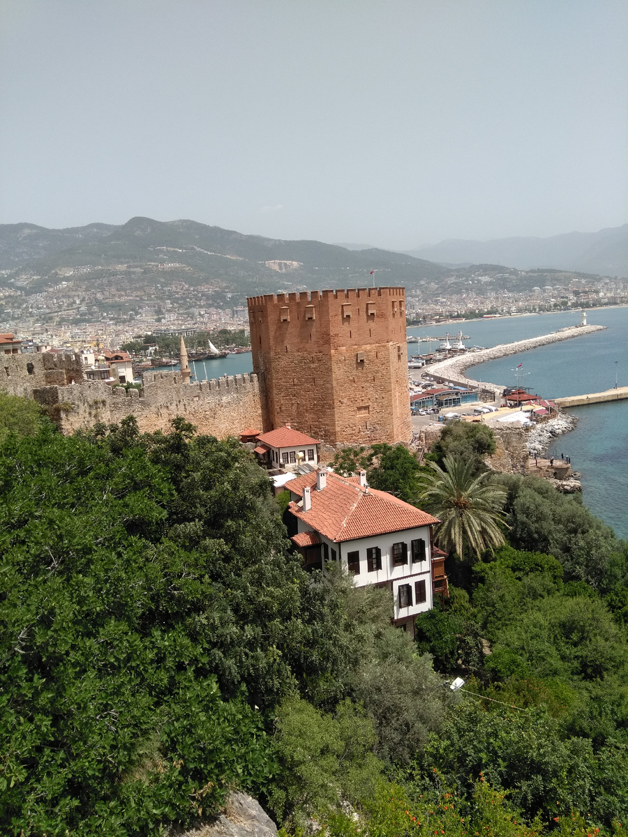 По всей поверхности башни расположены бойницы. Очень мощное сооружение!