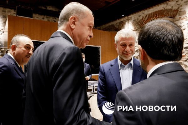 Во дворце в Стамбуле, где проходили переговоры (Абрамович стоит возле президента Турции Реджепа Тайипа Эрдогана)