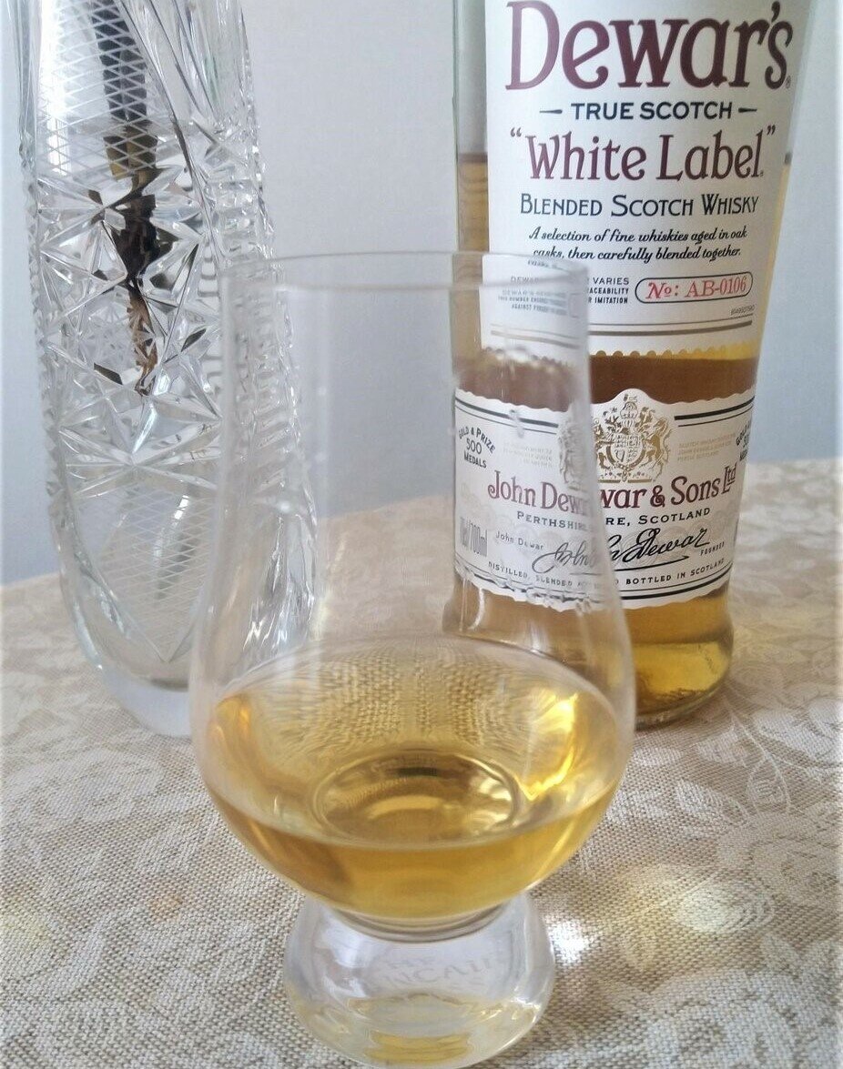 Dewar s white label отзывы. Виски Dewar s White Label. Виски Dewar's White Label 8. Дюарс Уайт лейбл состав. Dewars White Label состав.