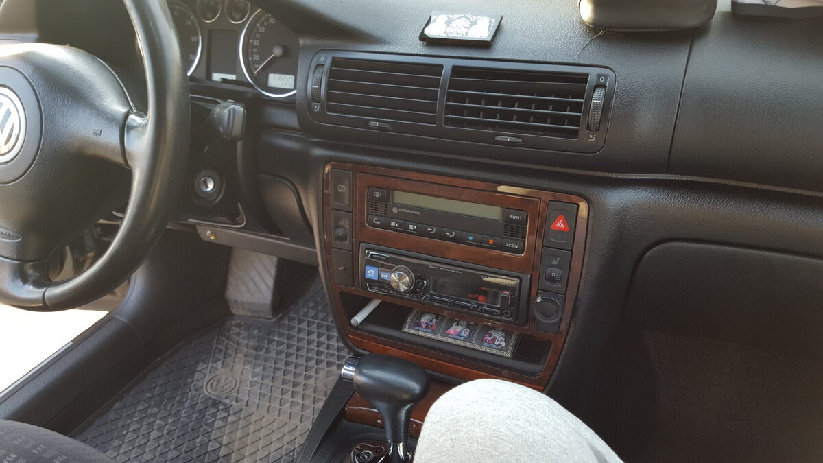 Alpine стоит и смотрится как родной. А опытный взор даже увидит в каком приличном состоянии салон авто.