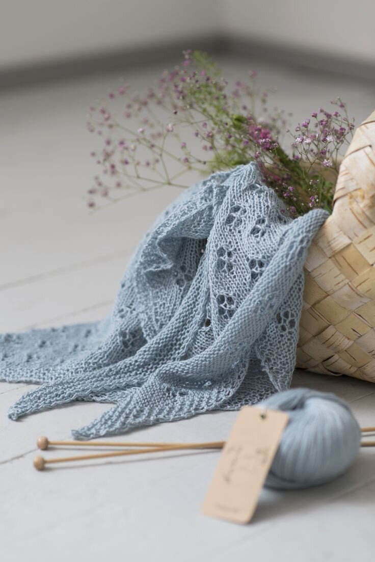 Вязаные вещи ручной работы требуют к себе особого внимания и ухода, поскольку эти изделия очень нежные и в некоторой степени хрупкие. К тому же натуральные волокна, как правило, не выдерживают такой нагрузки как машинная стирка (даже при деликатных режимах).

❗СТИРКА❗
К вязаным вещам лучше применять только ручную стирку. Но у нее есть свои особенности.
   Вязанные вещи следует стирать в мягкой воде.
Для стирки цветных изделий из шерсти, ангоры, мохера никогда не используйте стиральные порошки, содержащие отбеливатели.
Высококачественную пряжу из шерсти и шелка лучше всего стирать детским шампунем или пеной для ванны.
При стирке изделий из ангоры добавьте в воду для последнего полоскания чайную ложку глицерина. Это придаст мягкость.
   Вязанные вещи следует всегда стирать вручную, не тереть, а только мягко сжимать их. Если при стирке тереть трикотажное полотно, на нем могут появиться катышки.
   Вязанные вещи нельзя замачивать надолго. И пусть лучше вода будет холодной, чем чересчур горячей, поскольку при стирке в горячей воде трикотажные изделия садятся и сваливаются.
   Кроме вида вязки, которую вы применили в изделии, очень важен состав пряжи, количество натуральных волокон и самой ее фактуры. Поэтому общий совет: никогда не стирайте изделие в горячей воде. Пусть вода будет слегка теплая, а длительность пребывания вашего изделия чуть дольше обычного.
   При стирке вязаной вещи сначала просто замочите изделие в теплой воде с моющим средством. Пусть лучше полежит подольше в зависимости от загрязнения, а потом аккуратно его постирать, чем долго и упорно его трепать. При замачивании изделие меньше всего подвергается воздействию и, как следствие, не так растягивается, деформируется, теряет форму. Затем легко, без выкручивания и прикладывание огромных усилий, отдавите и оставьте на 20-30 мин в раковине, чтобы «ушел» излишек воды.
   Никогда не выкручивайте изделия после стирки, заверните их в полотенце и затем расправьте.
   Если Вы подозреваете, что пряжа может полинять во время стирки, то постирайте изделие, как обычно, и положите на сутки в холодную воду без моющего средства. При этом на поверхности волокон образуется тонкая пленка краски, которая долго сохраняет свой цвет.
   При полоскании изделий из шерсти вода для первого полоскания обязательно должна иметь ту же температуру, что и вода для стирки, иначе шерсть может скататься.

❗СУШКА❗
   Если изделие связано ажуром, самый лучший способ его сушки — это «авоська». Сейчас подойдут капроновые сеточки, в которые иногда расфасовывают продукты в супермаркетах. Основное, чтобы она получилась как можно более открытой. Поместите изделие в такую сетку и оставьте до полного высыхания, или на крайний случай, чтобы не было явного присутствия воды в изделии. Каждый раз после стирки оно будет иметь вид, как только из-под рук мастера: рыхлое и буклированое.
    Сушить в сетке изделия с воздушными узорами или из лицевой глади, не рекомендуется, потому что узор может сильно замяться, а утюжить вязаные изделия и вовсе не надо.
   Если изделие связано очень плотной лицевой гладью или аналогом к ней, то такому практически ничего не страшно. Единственное — нужно обратить внимание на состав пряжи. Потому что натуральные волокна все равно требуют минимум воздействия на них. Поэтому лучше стирать аккуратно, а затем разложить изделие для горизонтальной сушки на толстое полотенце. Вытягивать вещь не нужно, если только не придать начальную форму манжетам и резинке.
   Если изделие связано крупными и воздушными узорами: косами, переплетами, аранами, то с ними нужно быть очень аккуратным как при стирке, так и при сушке вещей. Минимум воздействия. После того, как вы дали стечь воде, положите изделие на полотенце и приподнимите выпуклые части узоров, чтобы они лежали в свободном и разрыхленном виде. Если оставить как есть, имеющаяся вода просто приплюснет все выступающие части узора и он практически потеряет начальный вид.
   Никогда не вешайте трикотажные изделия для просушки: они растянутся и утратят форму.
   Если после стирки изделие выглядит мятым, а Вы не решаетесь его прогладить, снова намочите и разложите на полотенце, сверху накройте сухим полотенцем и дайте высохнуть.
   Также не нужно забывать, что соответствие диаметрам пряжи и спиц дает больше шансов для изделия не потерять форму при стирке и сушке.

❗ГЛАЖКА, ПОСЛЕДУЮЩИЙ УХОД И ХРАНЕНИЕ❗
   Для придания нужной формы лучше всего использовать влажную легкую ткань, поместив ее на изделие до высыхания. Ну, и если Вам совсем кажется, что лучше проутюжить, делайте это очень внимательно и без усилий. Сейчас есть паровые утюги, которые хорошо разглаживают, не портят фактуру и форму изделия.
   Рельефные узоры не отпаривают утюгом, иначе они вытянутся или станут плоскими.
   Никогда не вешайте изделия из ручного трикотажа в шкаф на вешалку. Их хранят сложенными на полке. Но чтобы трикотажное полотно оставалось пушистым, не стоит складывать их слишком плотными стопками.
   Если на Вашем трикотажном изделии появились катышки, ни в коем случае не обрывайте их, а воспользуйтесь специальной щеткой для удаления катышков.