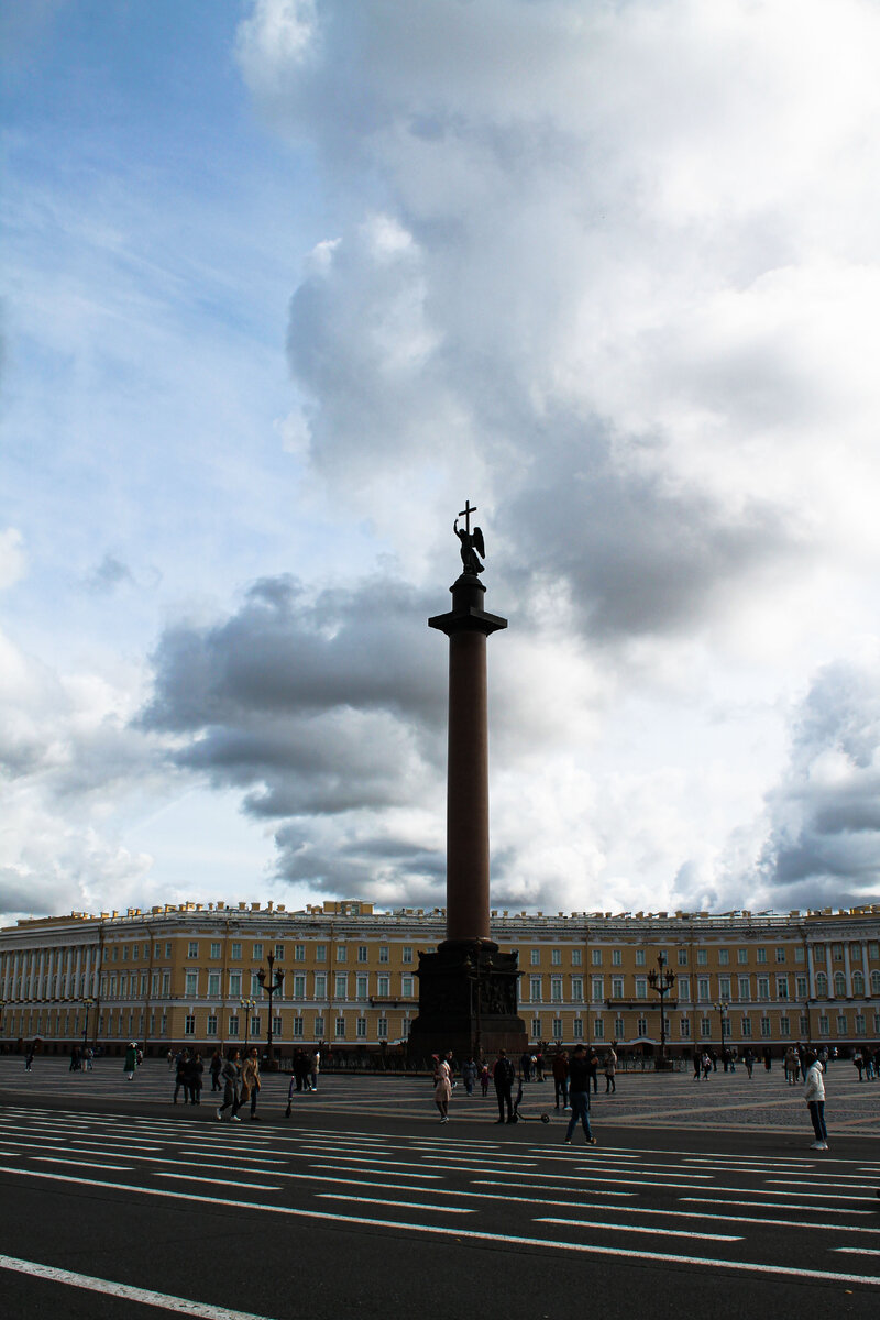 Дворцовая площадь.Александровская колонна.Личное фото автора.