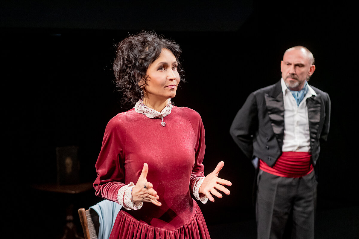 Сцена из фотоспектакля "История одной женщины". На фото Еремеева Н., Костюминский В.