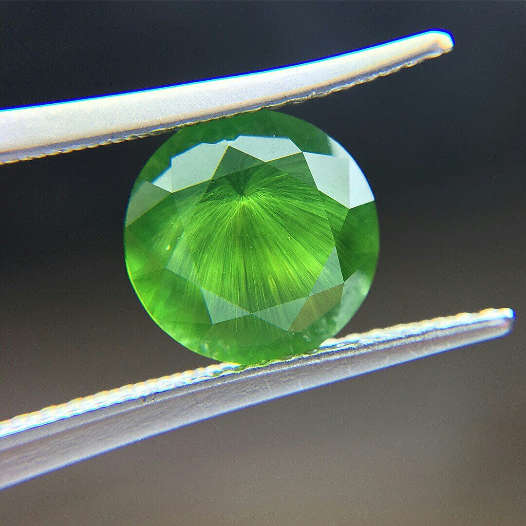 Включения в уральском демантоиде.