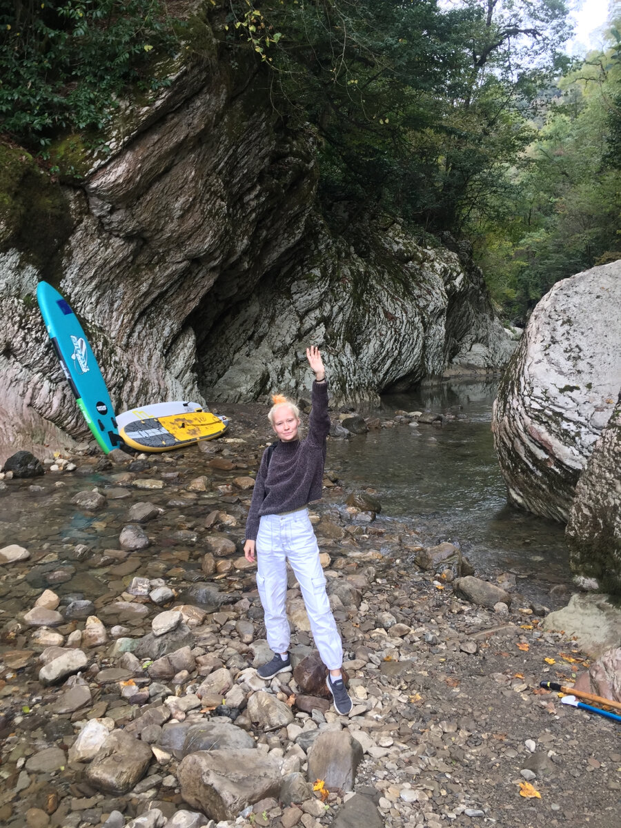 Машу вам ручкой.