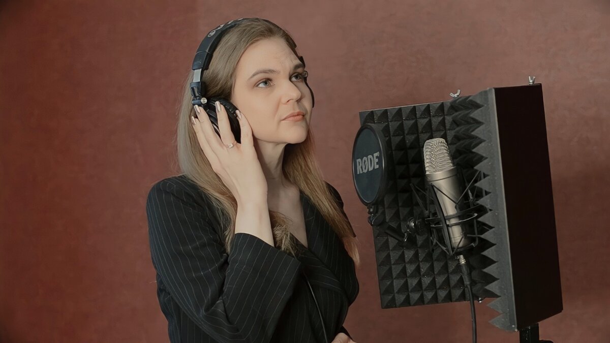 Фото: запись песни "Летела с фронта похоронка" в студии.