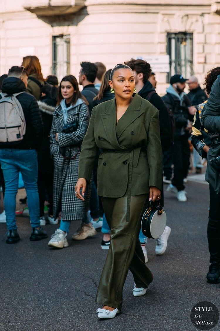 Жакеты с поясом или изделия с запахом могут помочь скорректировать фигуру. Глубокий цвет в монохромном образе, а также сочетание разных фактур — ещё одна вариация современного актуального образа для девушки любых параметров. Фотоисточник: Pinterest