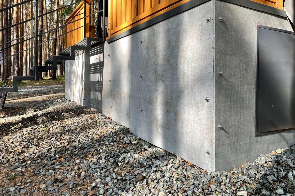 Высокий цоколь из плоского шифера