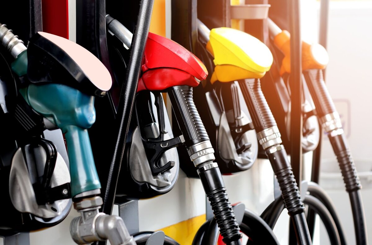 Среди автовладельцев распространено мнение, что газ выгоднее бензина. Что лучше газ или бензин? В статье разбираем преимущества и недостатки автомобиля с газовым оборудованием.