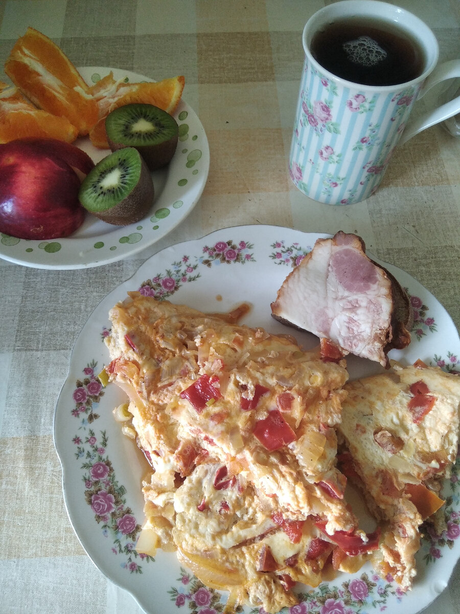 На обед омлет с овощами, бутерброд с копчёным салом,фрукты,чай