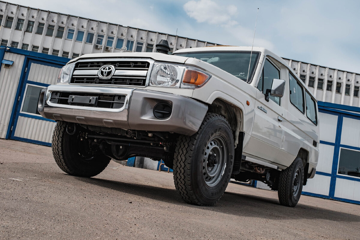 Toyota Land Cruiser 70-series (GJR 78 Wagon)