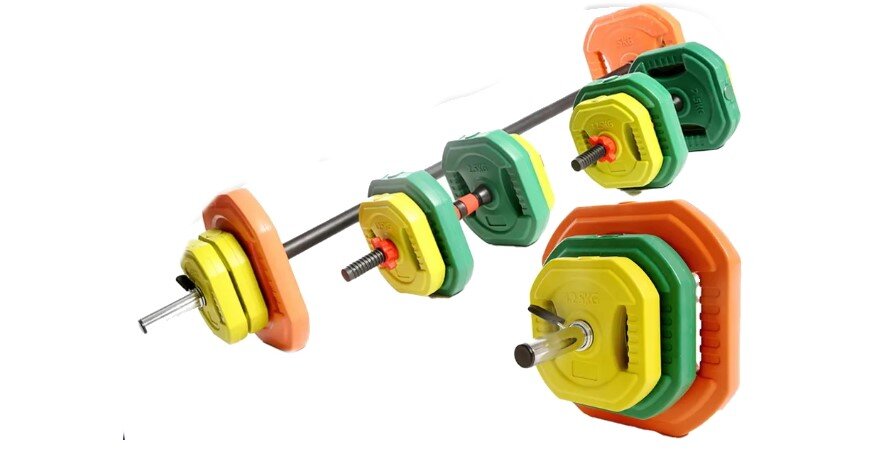 Сразу сделаю оговорку, что цвет и прочие декоративные нюансы я обсуждать я не буду. Считаю, что в этом нет смысла. У каждого человека своё понятие красоты. Я вот больше люблю прорезиненные черные блины. А вот яркие мне нравятся намного меньше. Но и в цветных есть плюс. Кому-то удобнее по цветам ориентироваться по весу.  Только вот, домашние блины обычно визуально и так разные. Они отличаются как минимум по размеру. Кроме того, цифры, обозначающие вес четко видны. Зачем тогда брать разноцветные блины? Видимо кому-то такие просто нравятся. Как говорится: «на вкус и цвет, все фломастеры разные».