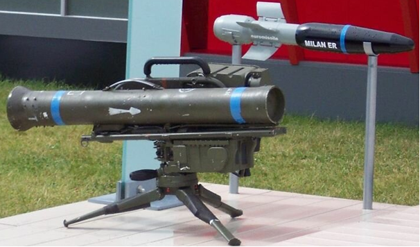Лёгкий батальонный (ротный увеличенной дальности) ПТРК «Milan ER» 
Применение новой элементной базы при создании ПТРК «Milan ER» позволило имевшихся ранее три электронных блока прицела перекомпоновать в один, что уменьшило массу ПУ «Milan ADT» по сравнению со штатной, на 6,3 кг. Также новую ПУ оснастили устройством встроенного контроля. ПТУР «Milan ER» имеет максимальную дальность стрельбы 3000 м и гораздо более стабильные характеристики при работе на высотах до 3500 м над уровнем моря по сравнению с предыдущими вариантами. Она оснащена новой мощной БЧ швейцарской фирмы RUAG. Калибр БЧ составляет 115 мм, а её масса увеличена до 3,4 кг. Полная масса ракеты составляет 7,5 кг. Бронепробиваемость новой БЧ составляет 1000 мм гомогенной брони, также она способна пробивать слой бетона толщиной 2,4 м.
