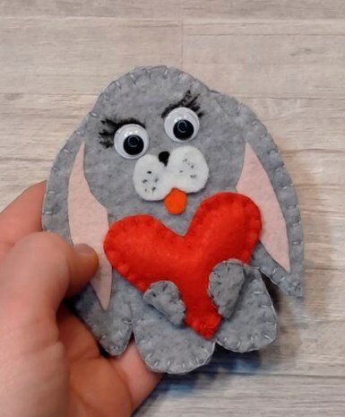 Зайчик из фетра