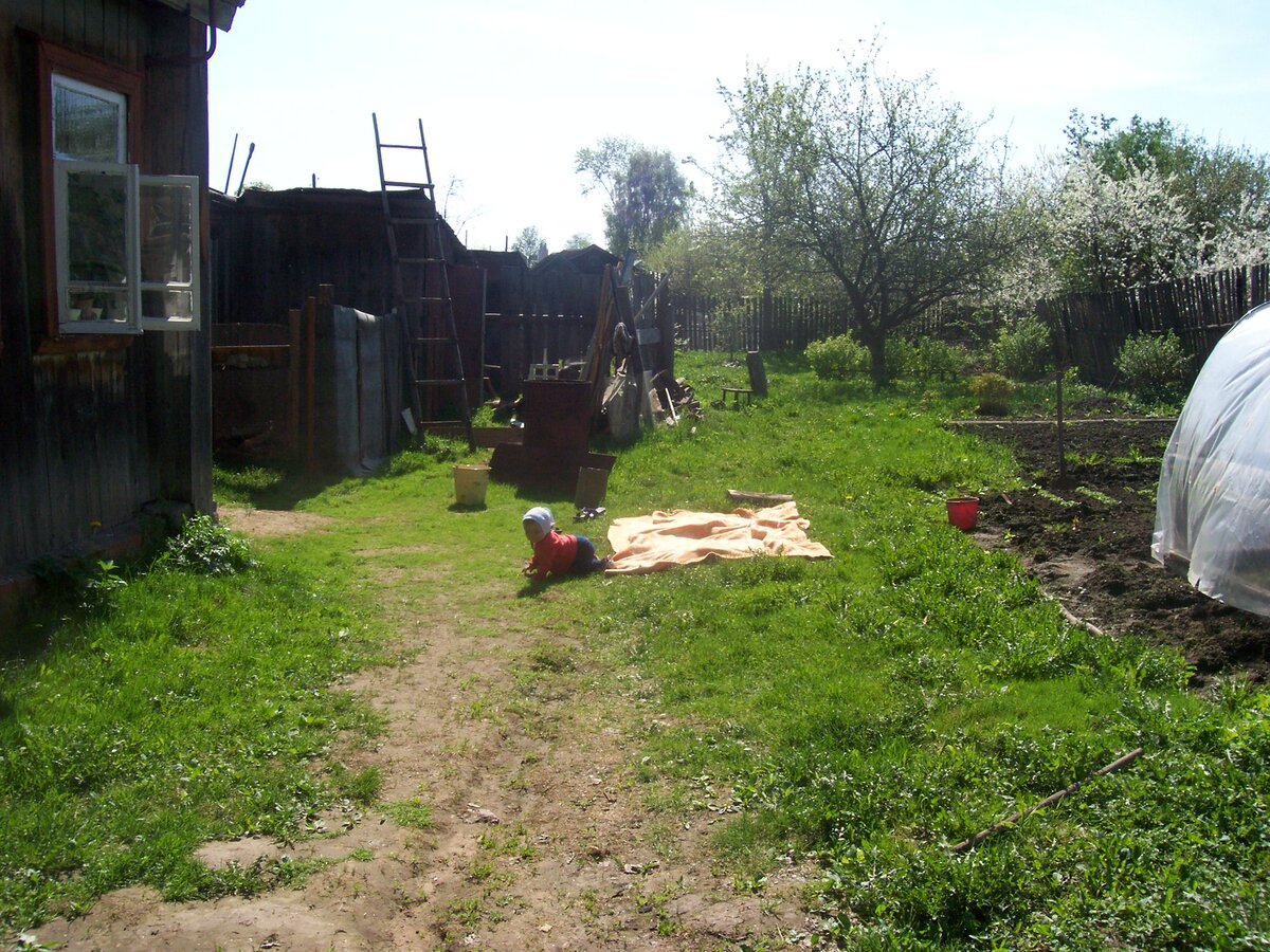 Дочка тоже осваивает огородную жизнь