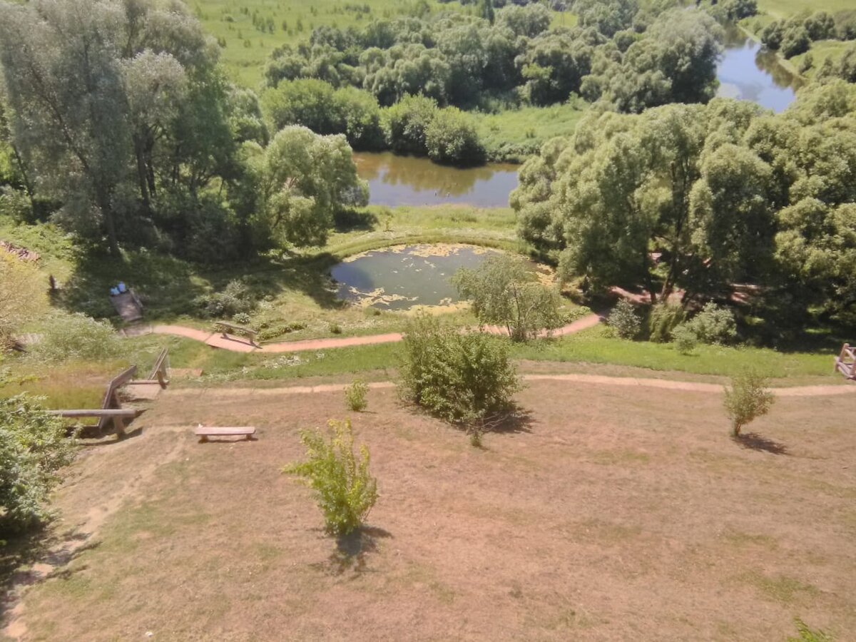 Вид на долину источников со смотровой рядом с храмом. Фото автора 