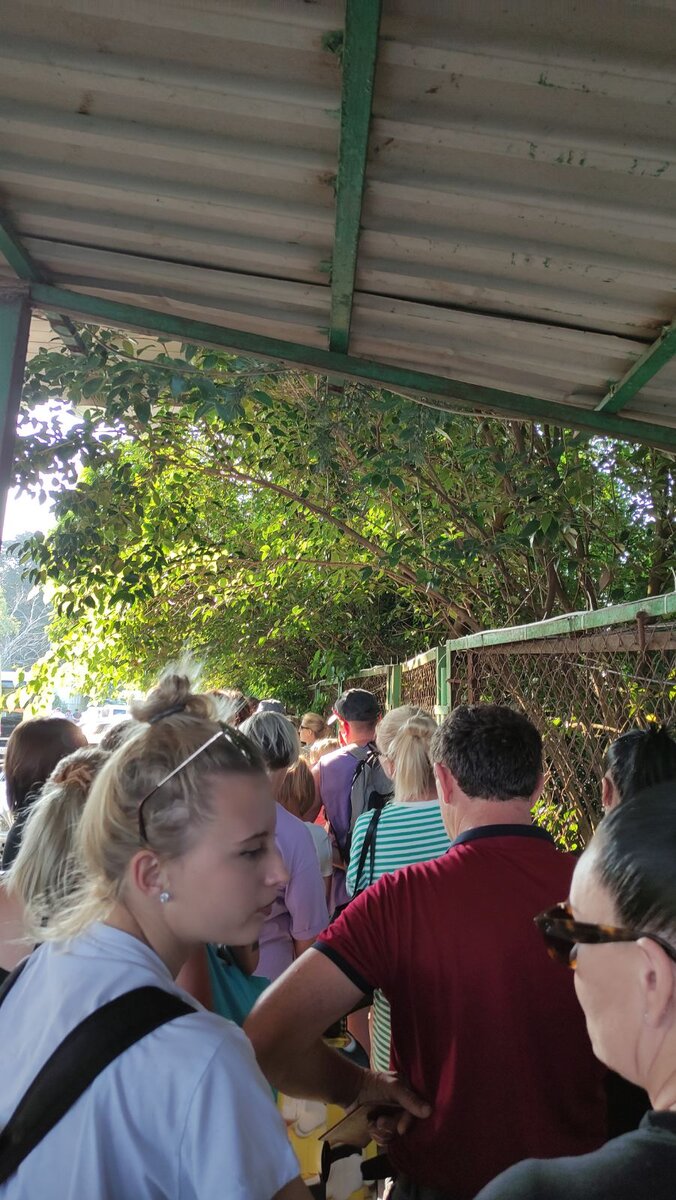21.06.2022 в 6.30. Очередь из желающих попасть в Абхазию. 