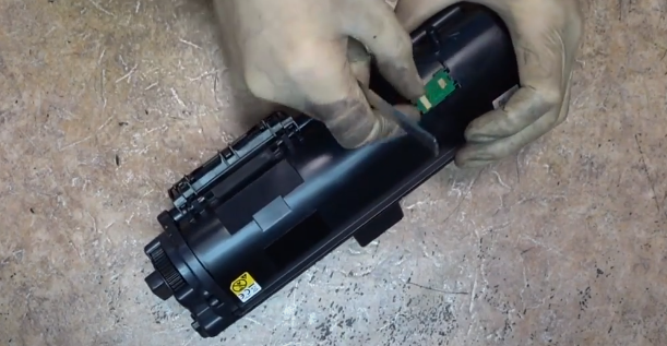 Фото 9. Извлекаем старый чип