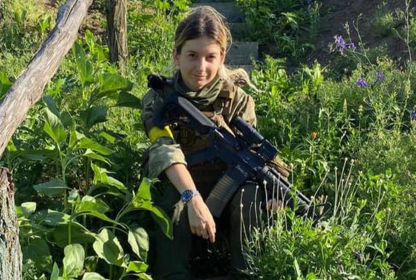 Эмеше Файк на фото Иностранного легиона в военной форме и со штурмовой винтовкой в руках. Фото © Facebook / Emese Abigail Fayk