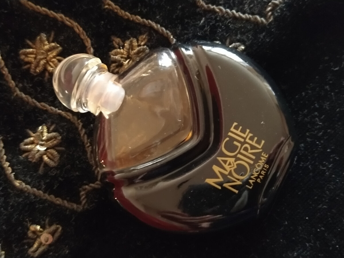 Magie Noire Lancôme — это аромат для женщин, он принадлежит к группе шипровые цветочные. Magie Noire выпущен в 1978 году. Magie Noire был создан Gerard Goupy, Jean-Charles Niel и Yves Tanguy. Верхние ноты: Гальбанум, Лист черной смородины, Почки черной смородины, Гиацинт, Болгарская роза, Малина и Бергамот; средние ноты: Мед, Нарцисс, Кедр, Корень ириса, Иланг-иланг, Тубероза, Жасмин и Ландыш; базовые ноты: Дубовый мох, Специи, Цибетин, Ладан, Пачули, Амбра, Мирра, Сандал, Ветивер и Мускус.