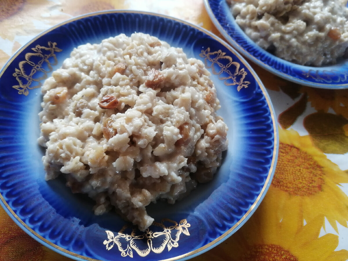 Совсем не смотрятся наши синие любимые тарелки на летней клеенке