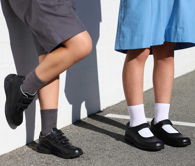 Детям так хочется красивую и удобную обувь.