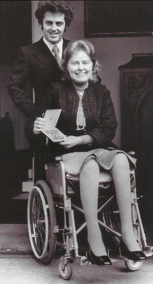 История ее жизни настолько особенная, а ее дар настолько необыкновенный, что ее внезапный трагический уход со сцены не укладывался в сознании людей.-4