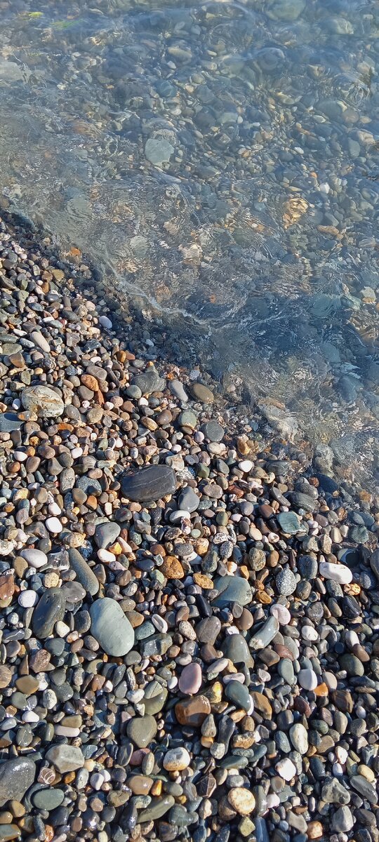 Вода - как слеза, но холодная 😬 принесло с глубины течением.