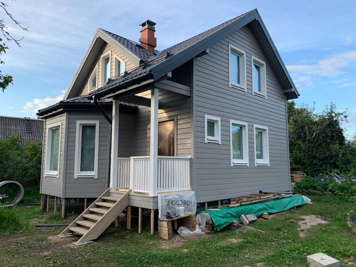 Дом из бруса. Белые окна Veka в чистовых обсадах.