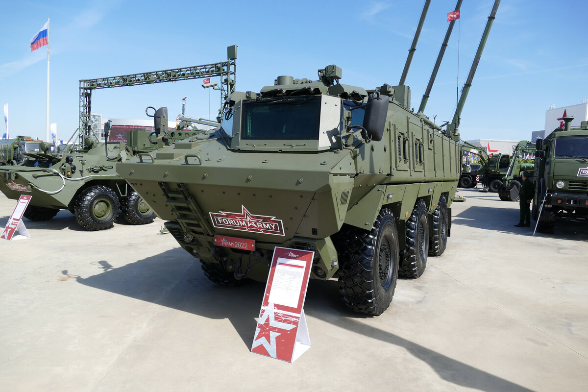 Колесная техника на "Армии-2022" явно доминировала. Здесь можно было видеть как опытные образцы машин, так и уже серийные экземпляры.