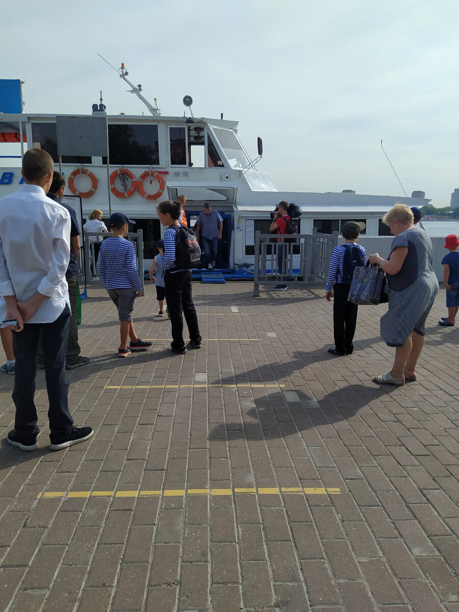 Купили билет, сели переправляться на другой берег, а тут такое...)