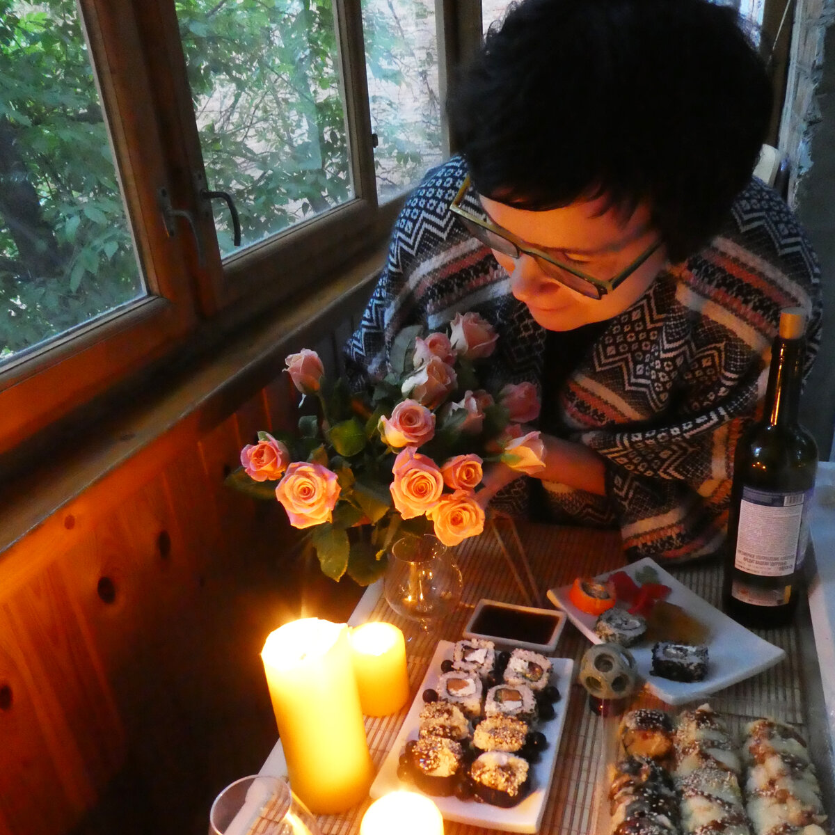 Кусочек моего балкона. У нас он в основном балкон-кафешка, а ещё предметная фотостудия. Листайте карусель.