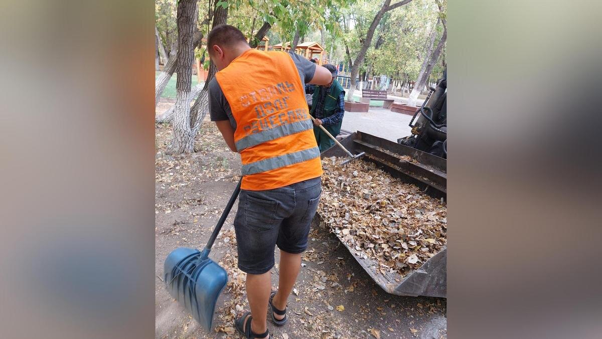    Мужчина подметает улицу ДУИС по Карагандинской и Улытауской областям