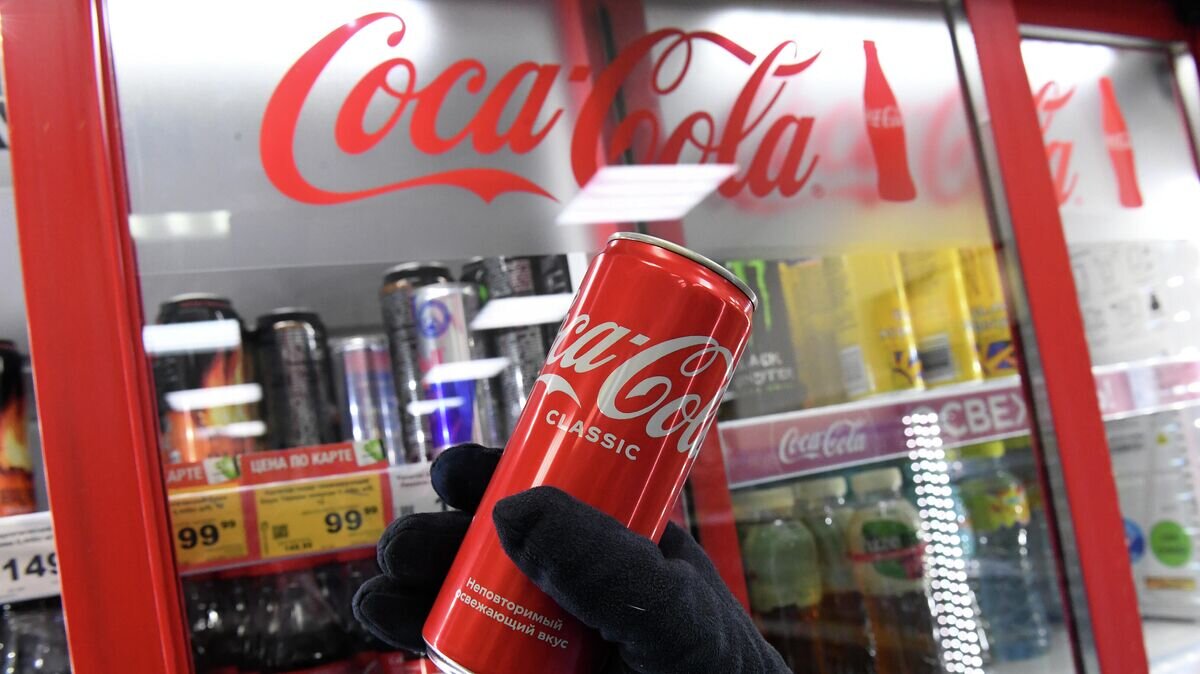    Покупательница берет банку с напитком компании Coca-Cola в продуктовом магазине© РИА Новости / Илья Наймушин
