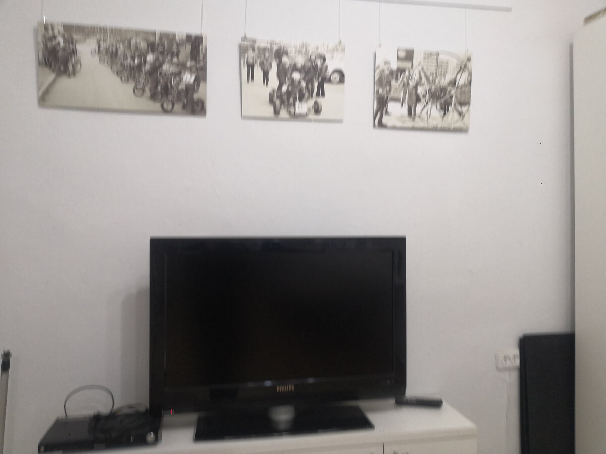 Для «эмжековцев» построили культурно-оздоровительный спортивный комплекс — знаменитый КОСК «Россия». и заложили и Дом Культуры (сейчас — ЦК «Молодёжный»), в котором давали свои самые первые концерты звёзды Свердловского рок-клуба: «Чайфы» и «Наутилус Помпилиус». Кстати, лидер группы «Чайф» Владимир Шахрин и сам был строителем МЖК, но чуть было не лишился жилья как раз за шумные концерты в подвале ДК. На стенах Музейной комнаты вы увидите фото из жизни МЖКовцев.