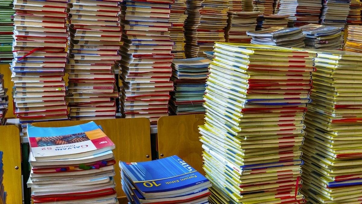    Книги стоят стопками на стульях:pixabay.com