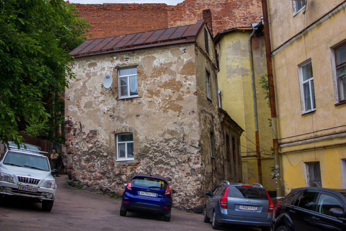 Это не фото кривое)) В Выборге такие улицы.)