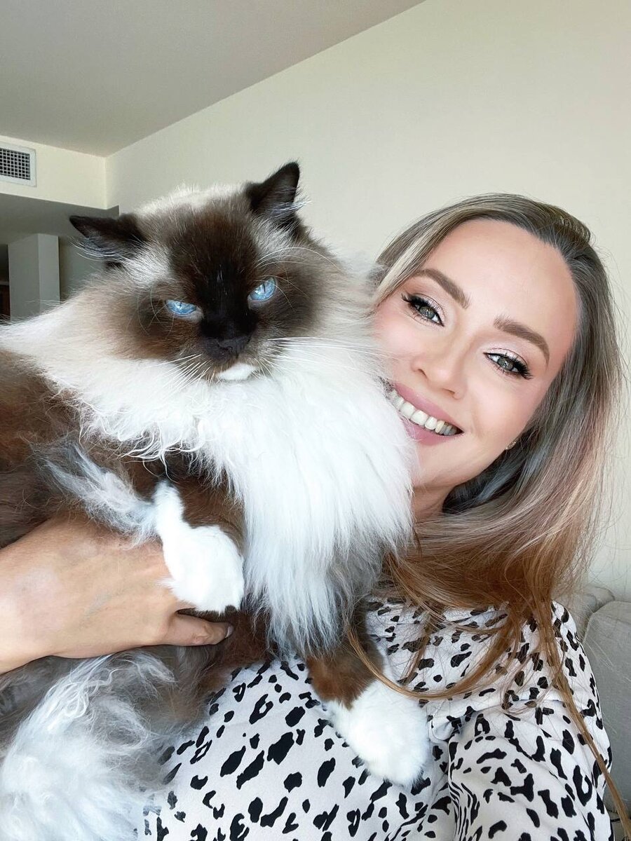 Мария с одной из своих кошечек. Фото из архива Марии