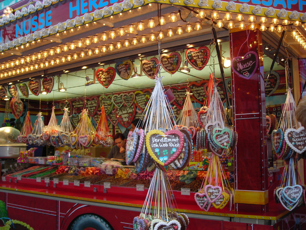 Там всегда продаются пряники с надписями навроде "Я тебя люблю", "Лучшему дедушке" и т.п.