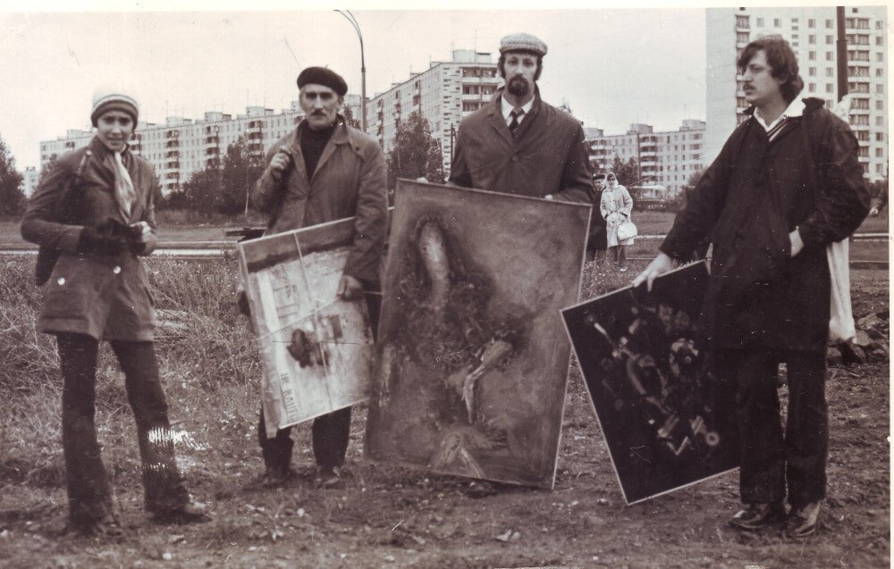 «Бульдозерная выставка» 1974 года. Маргарита Тупицына, Владимир Немухин, Виктор Тупицын, Сергей Бордачёв. Из личного архива А.В. Кирин