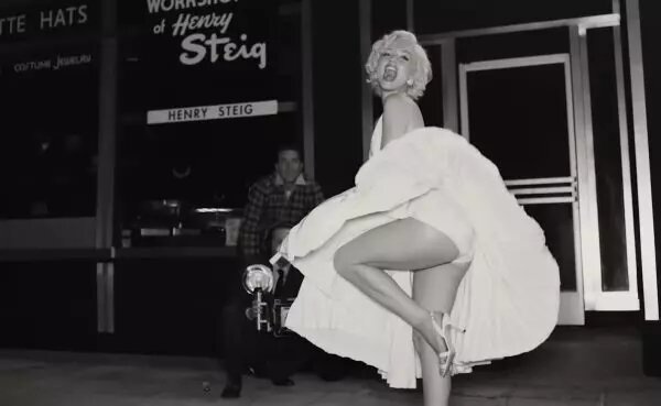 Съёмки фильма The Seven Year Itch воссозданы в "Блондинке" точно. Далее следует унизительная сцена с мужем актрисы Джо ДиМаджио, который с трудом перенёс её поведение на рабочем месте