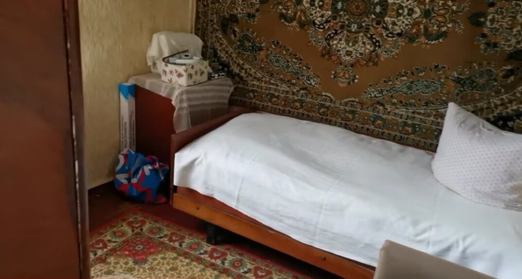 А это комната бабушки, а в последствии там была мама, очень уютная неболшая комната, окно выходит на улицу