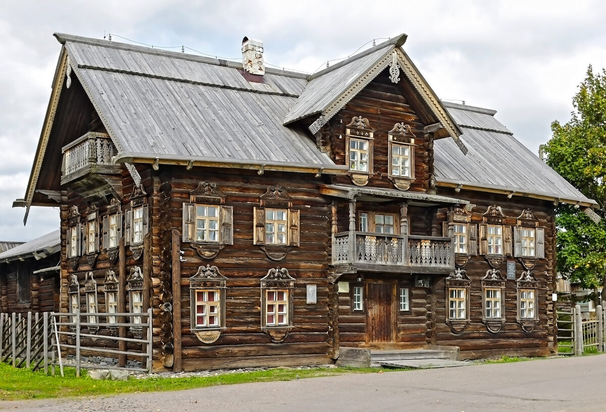 Вчера заикнулись об этнографических музеях под открытым небом и поняли, что не можем не рассказать про еще один.  ДОМ КРЕСТЬЯНИНА МЕЛЬКИНА. НАЧАЛО XIX ВЕКА. 
Шёлтозеро, Республика Карелия.-1-2