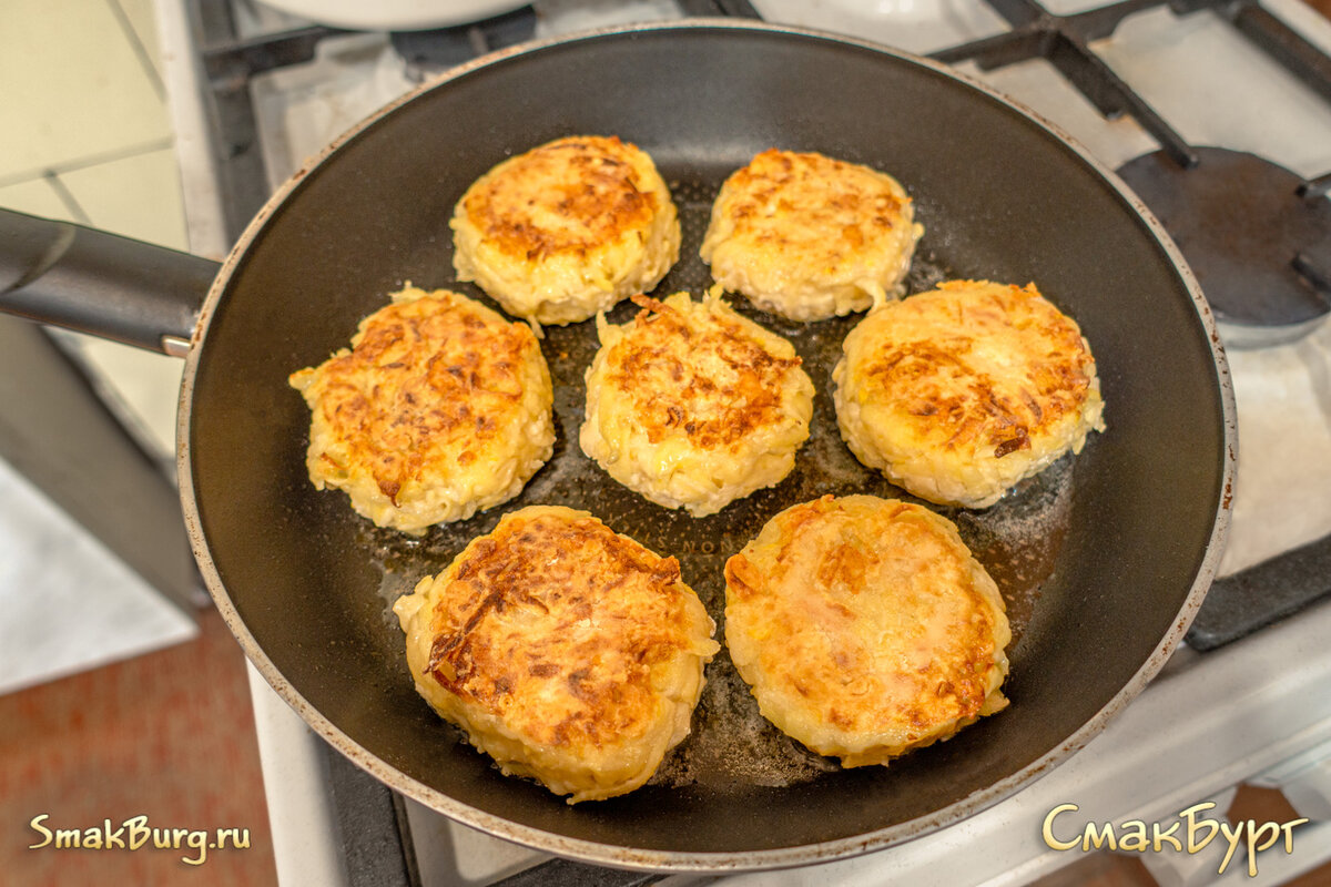 Драники с кабачком и картошкой на сковороде. Большой драник на сковороде.